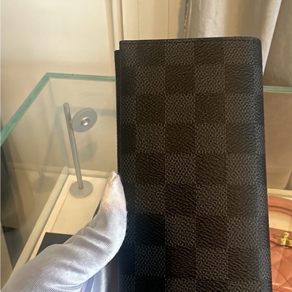 LOUIS VUITTON
Damier Graphite Brazza Wallet 5️⃣0️⃣0️⃣ - Picture 4 of 8
